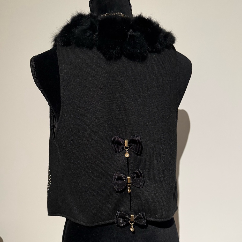 Elegant Black Fur Vest - Picture 6 of 7